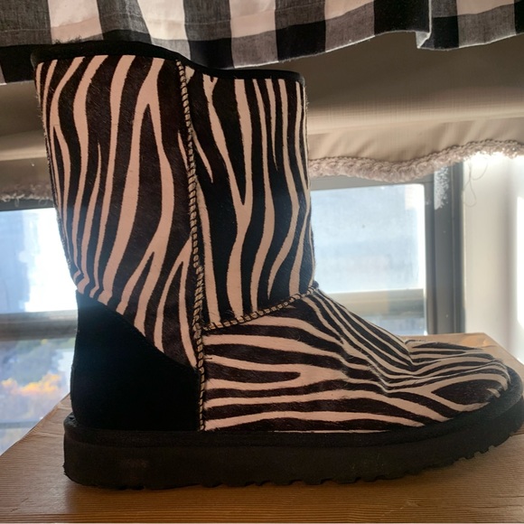 UGG Australia Women’s Classic Short Exotic Boot - Picture 5 of 16